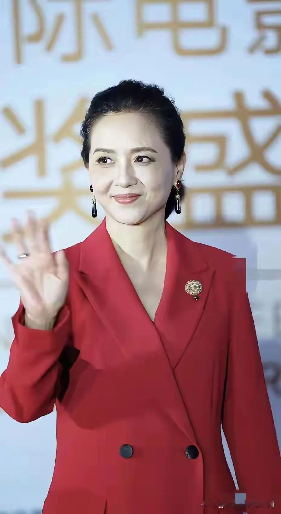 以前觉得她穿旗袍很漂亮，没想到现在穿着西装的她也这么美，一点也不像50多岁的人，