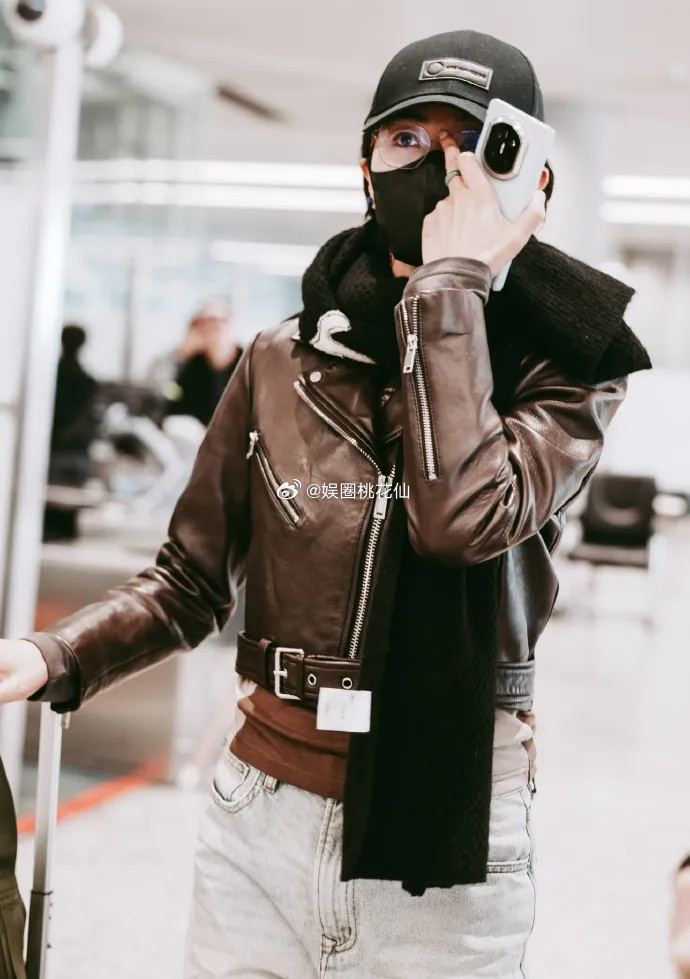 万茜现身机场，她这次搭配的很有干练时尚之美，而且格外的有气势。万茜里面穿棕色的T