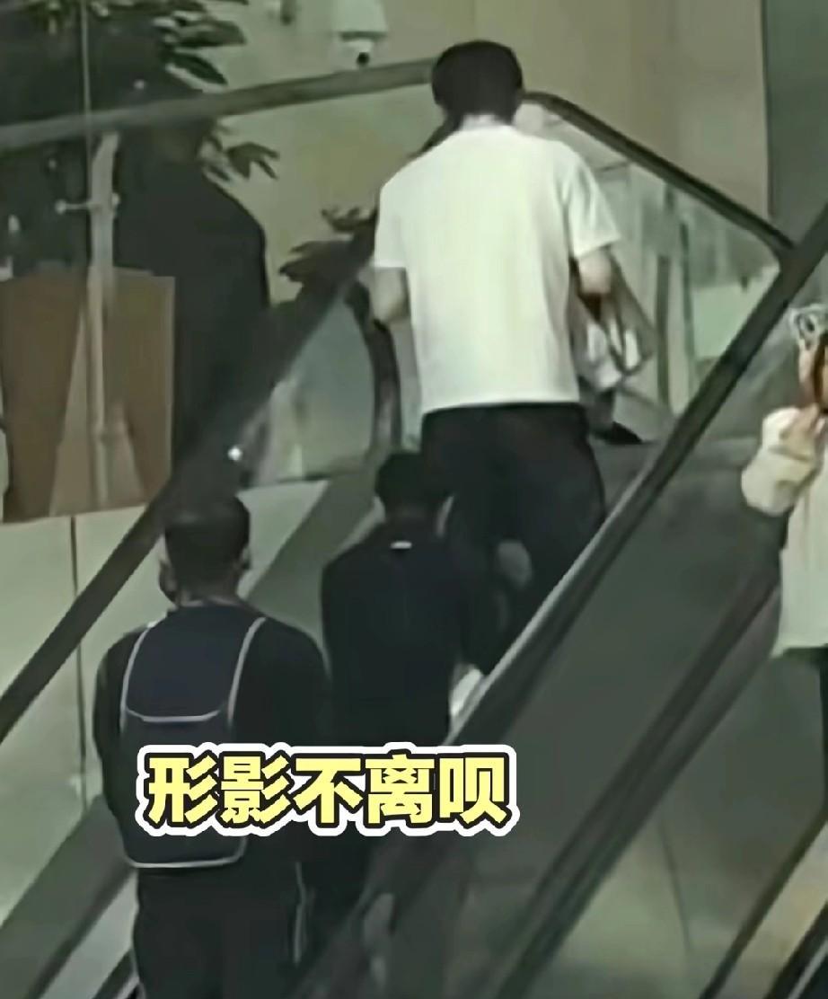 还用官宣吗，天天一起出门，已经是生活的一部分了[大笑]我们就当他官宣了，坚定自