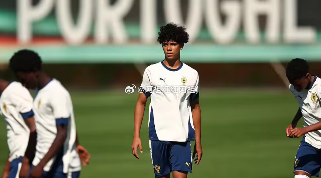 据《阿斯报》报道，本周一，C罗的长子一15岁的迷你罗现身皇马体育城，并加入了皇马