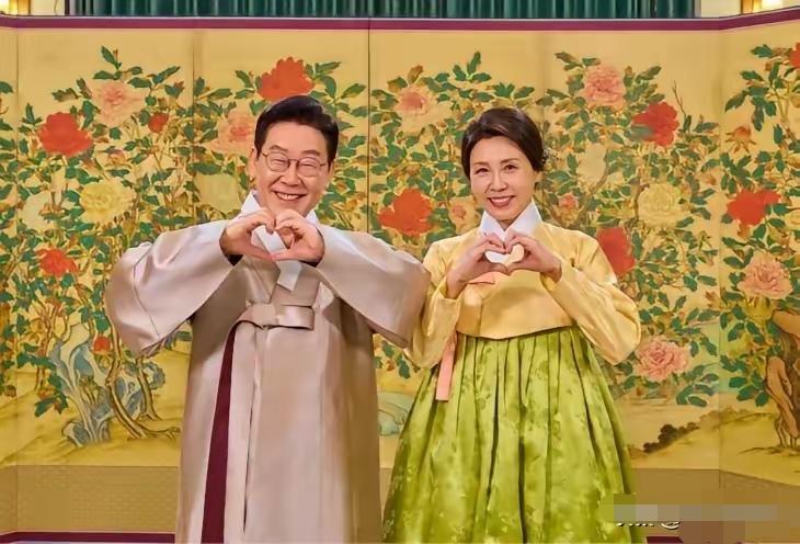 李在明拜年，尹锡悦坐牢，谁能逃得过青瓦台魔咒？韩国现任总统李在明夫妇在