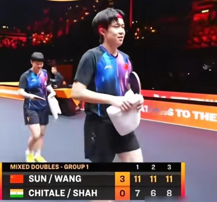 他们接吻了。不是你想的那种。是球拍和球在网前轻轻一碰，发出“啪”一声脆响，像