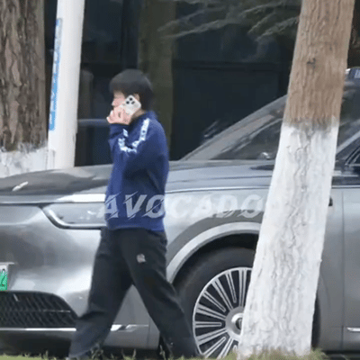 4.8日，新鲜的莎莎，边走边打电话。等了一天，终于看到莎莎了，早上点名上训的时