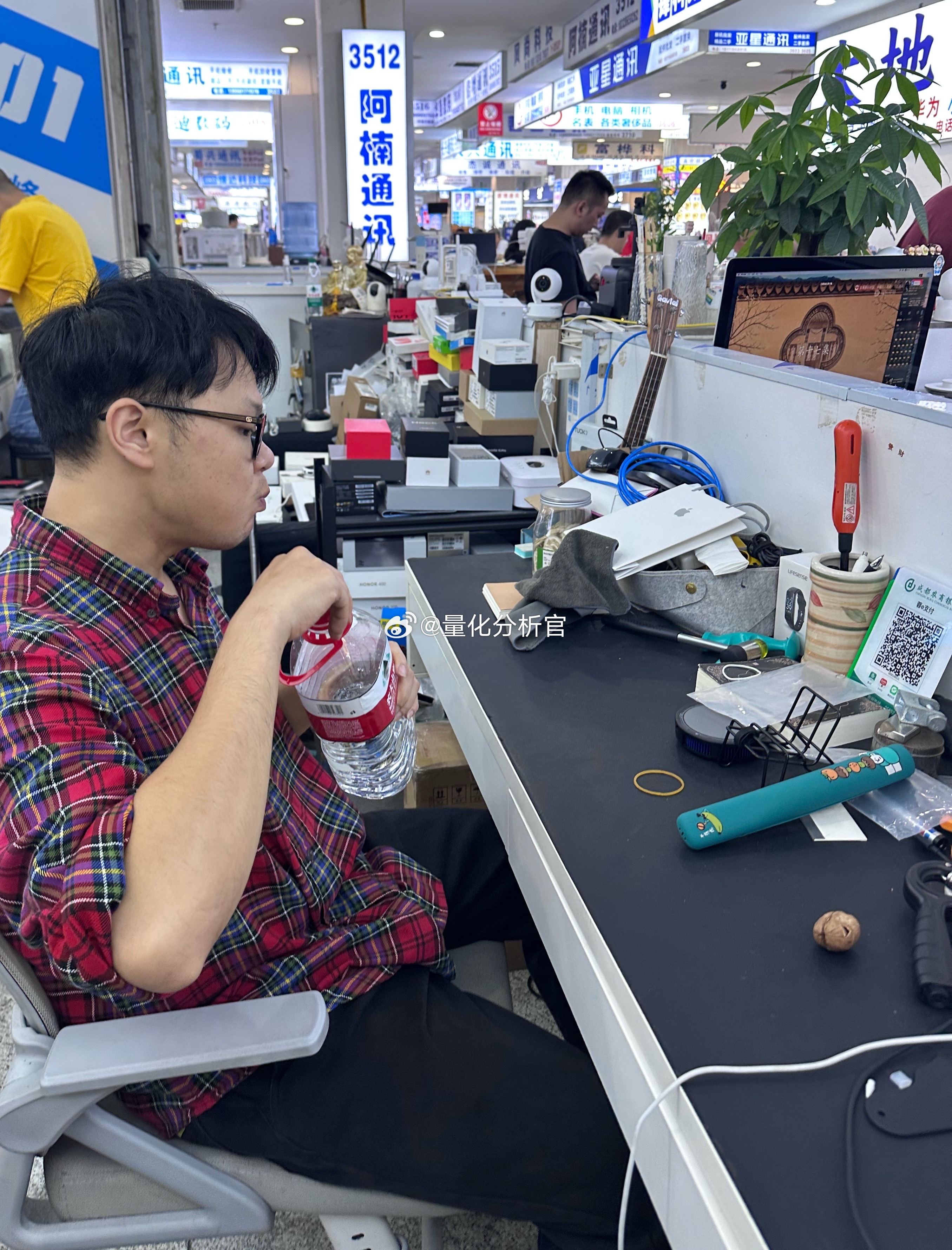 我的14promax准备再战一年，但是用太久耗电太快，找我表兄本来想换个电池。