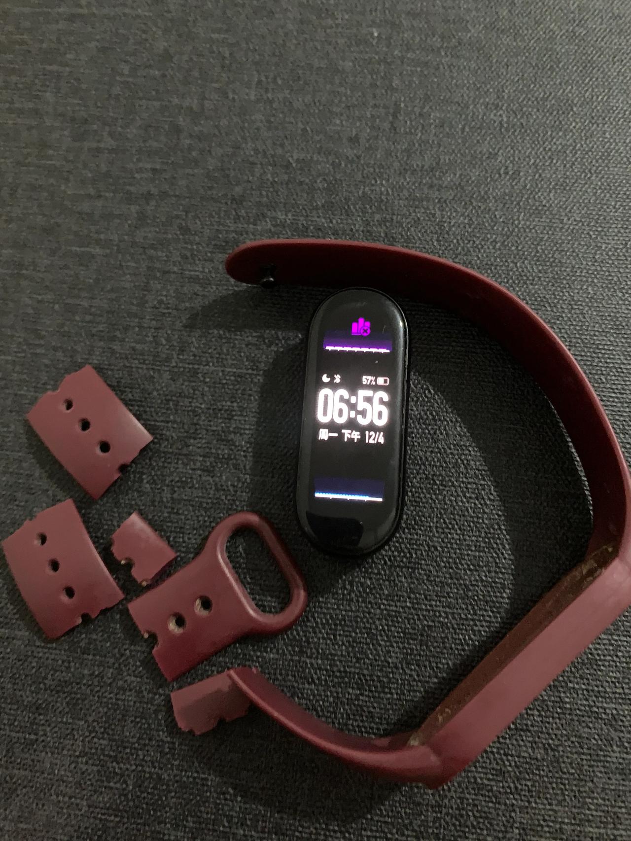 这就是小米的产品，手环7nfc持续点亮屏幕半小时耗电30%，然后塑料表带戴着直接