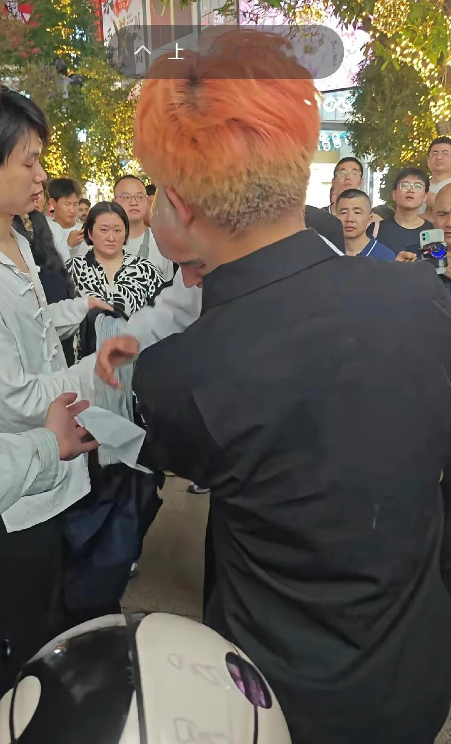 网友:自己二婚了，去看孩子还跟前妻一起睡。现如今到我了，老公和前妻一直联系，甚至