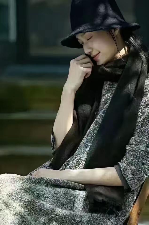 一段非常智慧的话：“人与人交往，请尽量减少你的分享欲，别人不问你就不说。别人问了