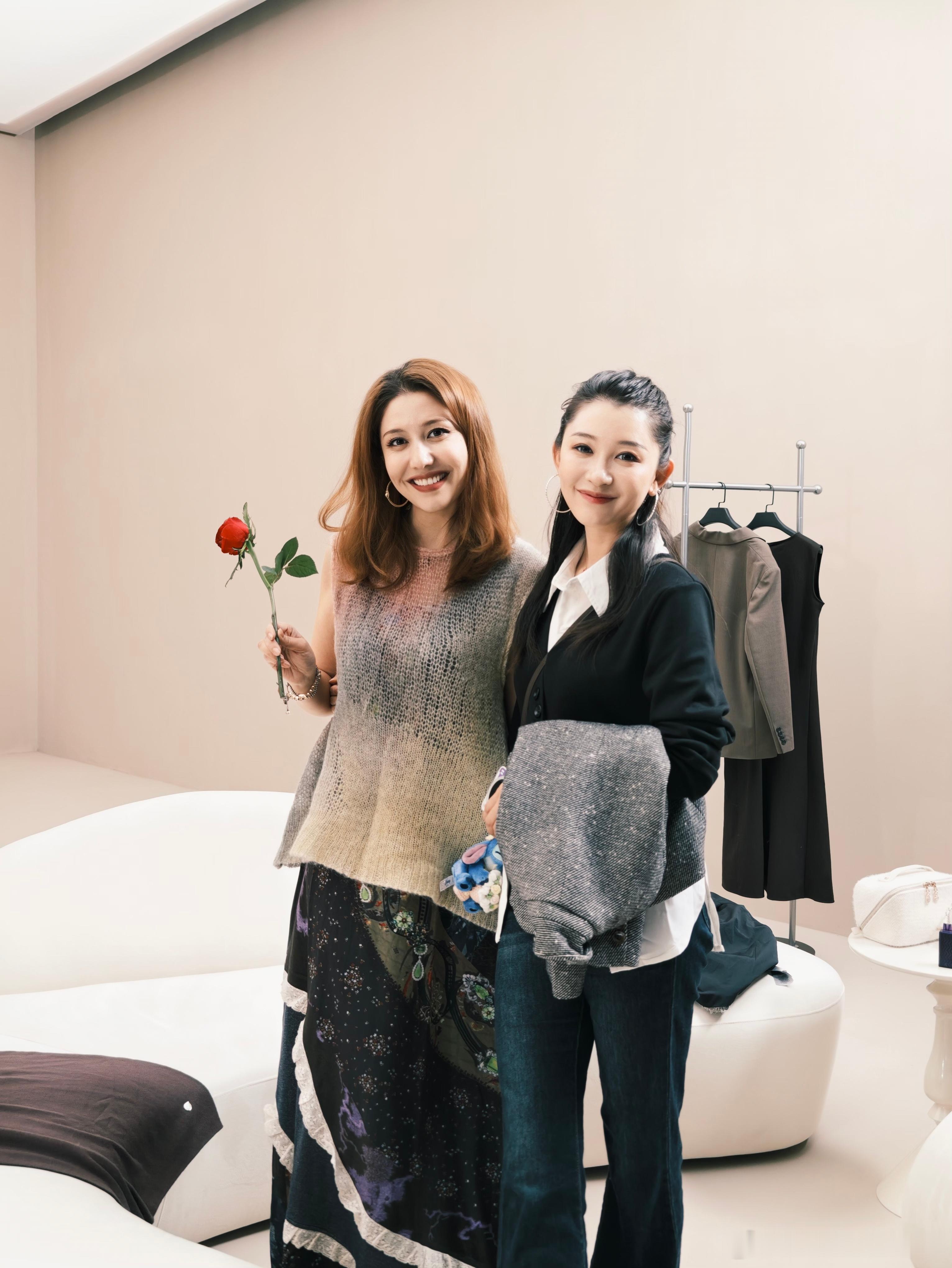 拍摄间隙遇到亲爱的居然还送我一朵花也算是神仙朋友啦治愈一天有时候只需要一次简单的