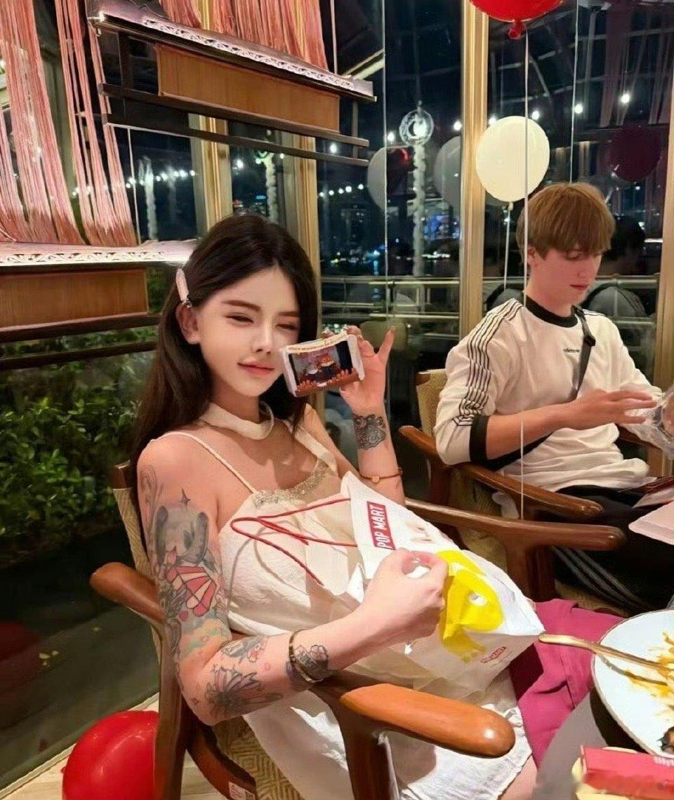 韩安冉被骗100万这次谈了有一个月吗安冉在直播中说这个俄罗斯男的有女朋友他们还是