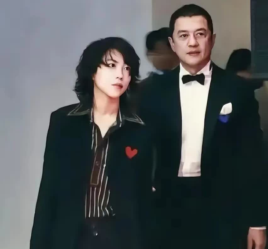 王菲不帮李亚鹏周迅不帮李亚鹏但是窦靖童却对这个后爸不离不弃她深知