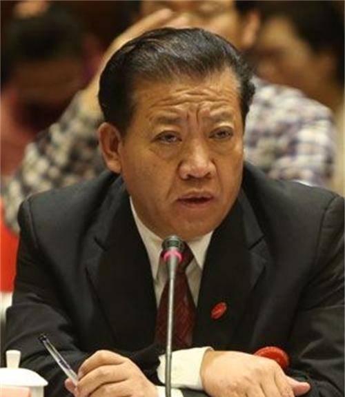 黑龙江大庆，葵花药业老板关彦斌趁老婆张晓兰出差，把女秘书领进家，在床上滚到一起。