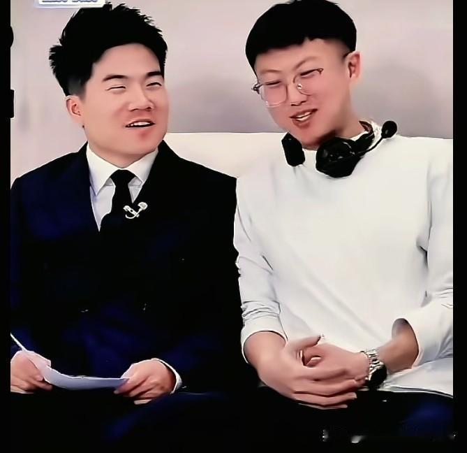 才发现马骞喜欢各种手表。不是董宇辉昨晚惟妙惟肖的模仿骞大金链子小手表的情景，还