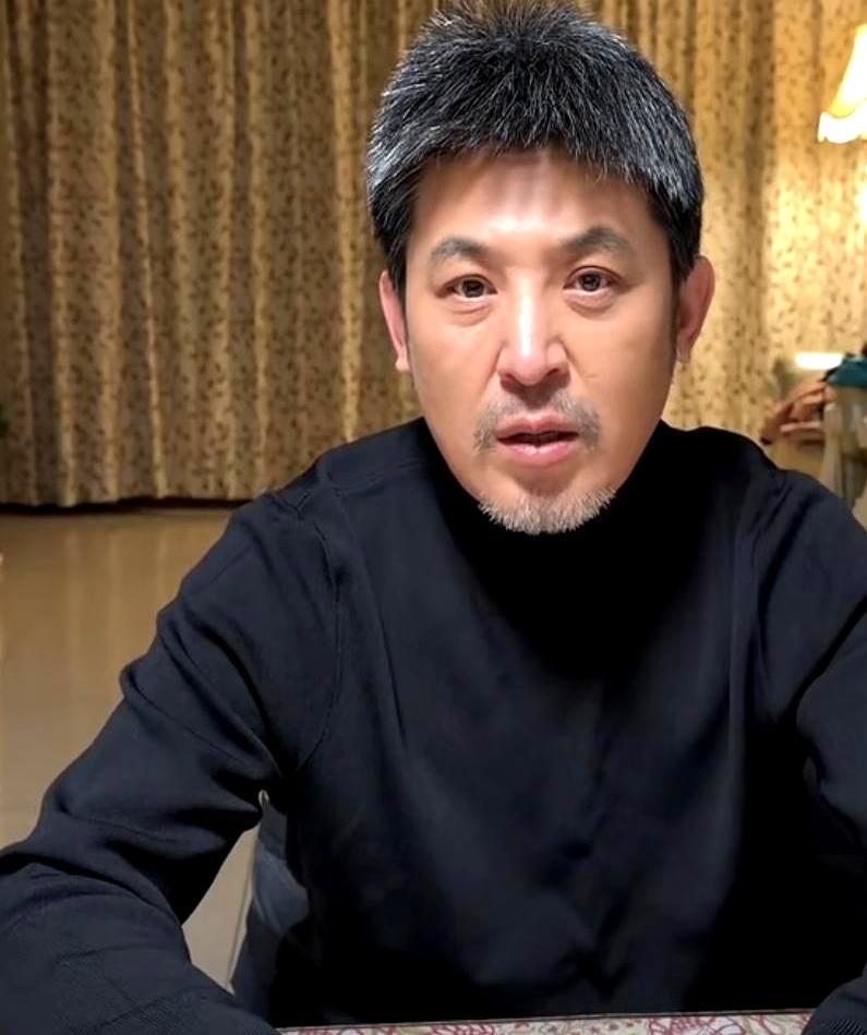 孙涛年底60，一句“让给年轻人”体面退场，脸却像40。于谦57，天天酒桌轮