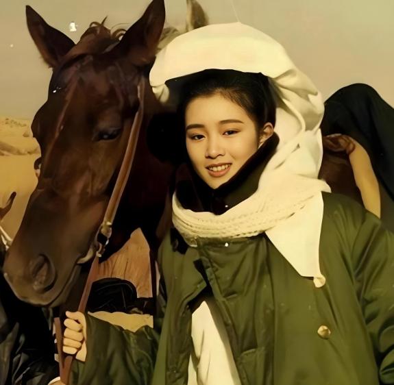 1987年，张艺谋筹拍《红高粱》，女主选了“丰乳肥臀”的史可。可巩俐也想出演，于