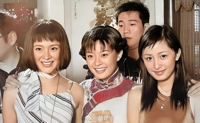 孙俪有多美？04年她和杨幂片场合照，那年21岁，穿着旗袍温婉清媚