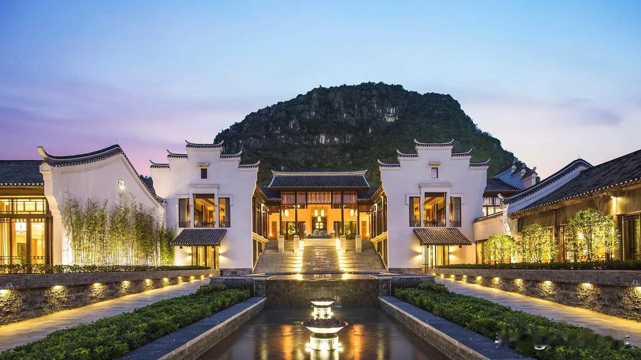 七律・夜栖悦榕庄习习清飔浸晚凉，闲吟寄榻悦榕庄。空庭锦榻孤衾冷，寂夜疏窗