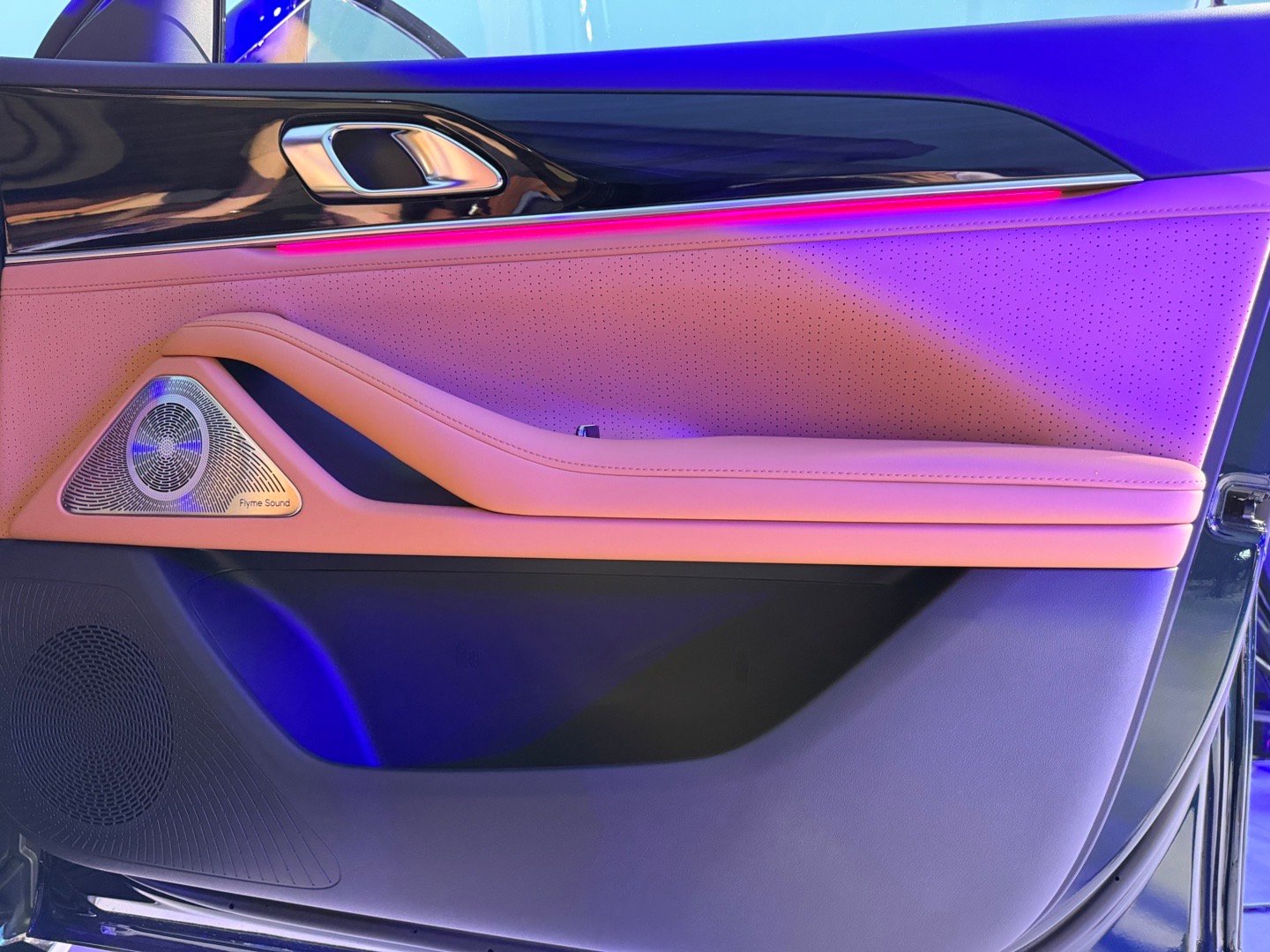 来到吉利银河星耀7预售发布会现场，给大家拍了星耀7的细节，大家看看如何