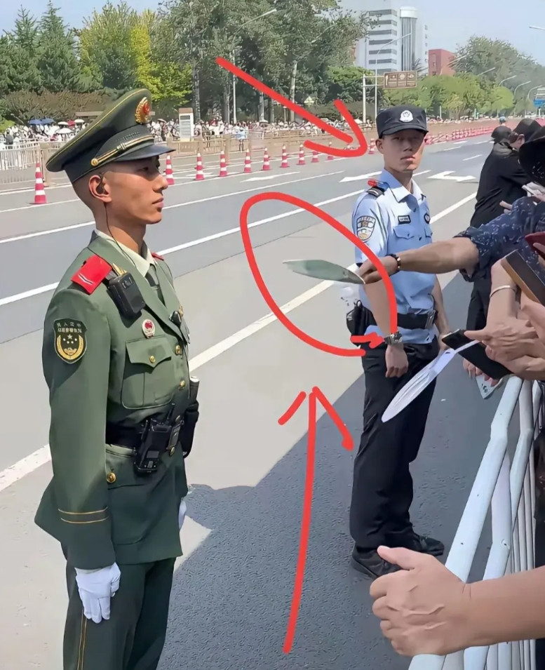 有网友说：“多少有点偏心了，试想这位警察同志心理阴影面积有多大？”军人保家卫国