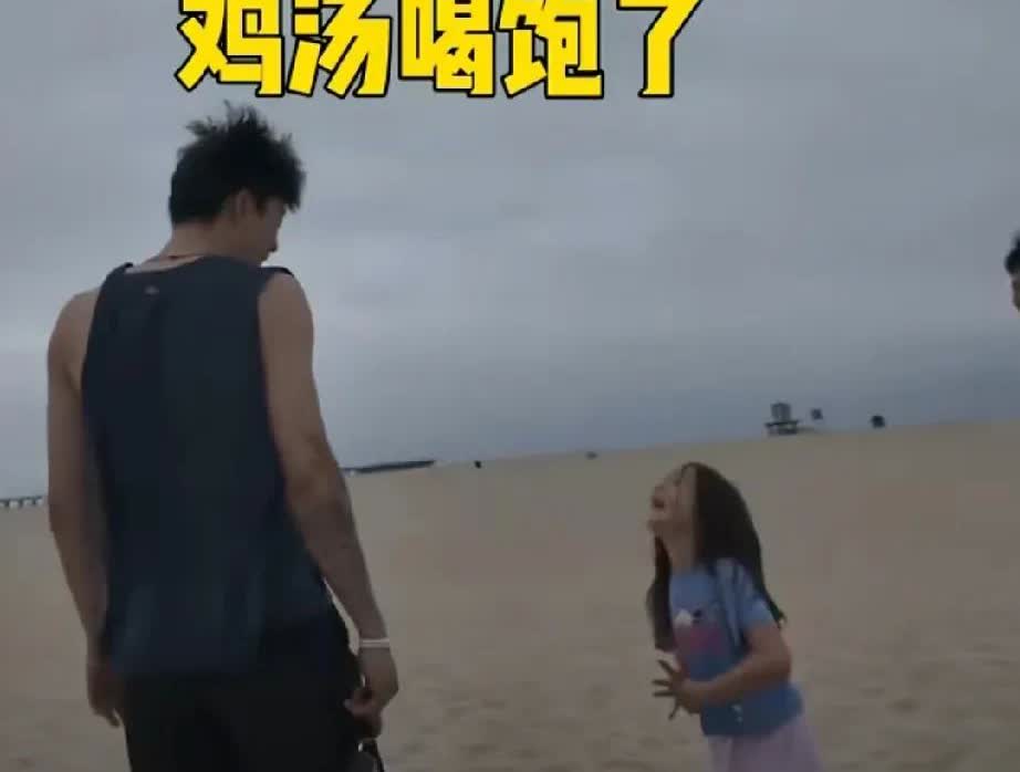张镇麟在美国洛杉矶跑沙滩，他已经做好重返国家队的准备，11月份的世界杯预选赛，郭