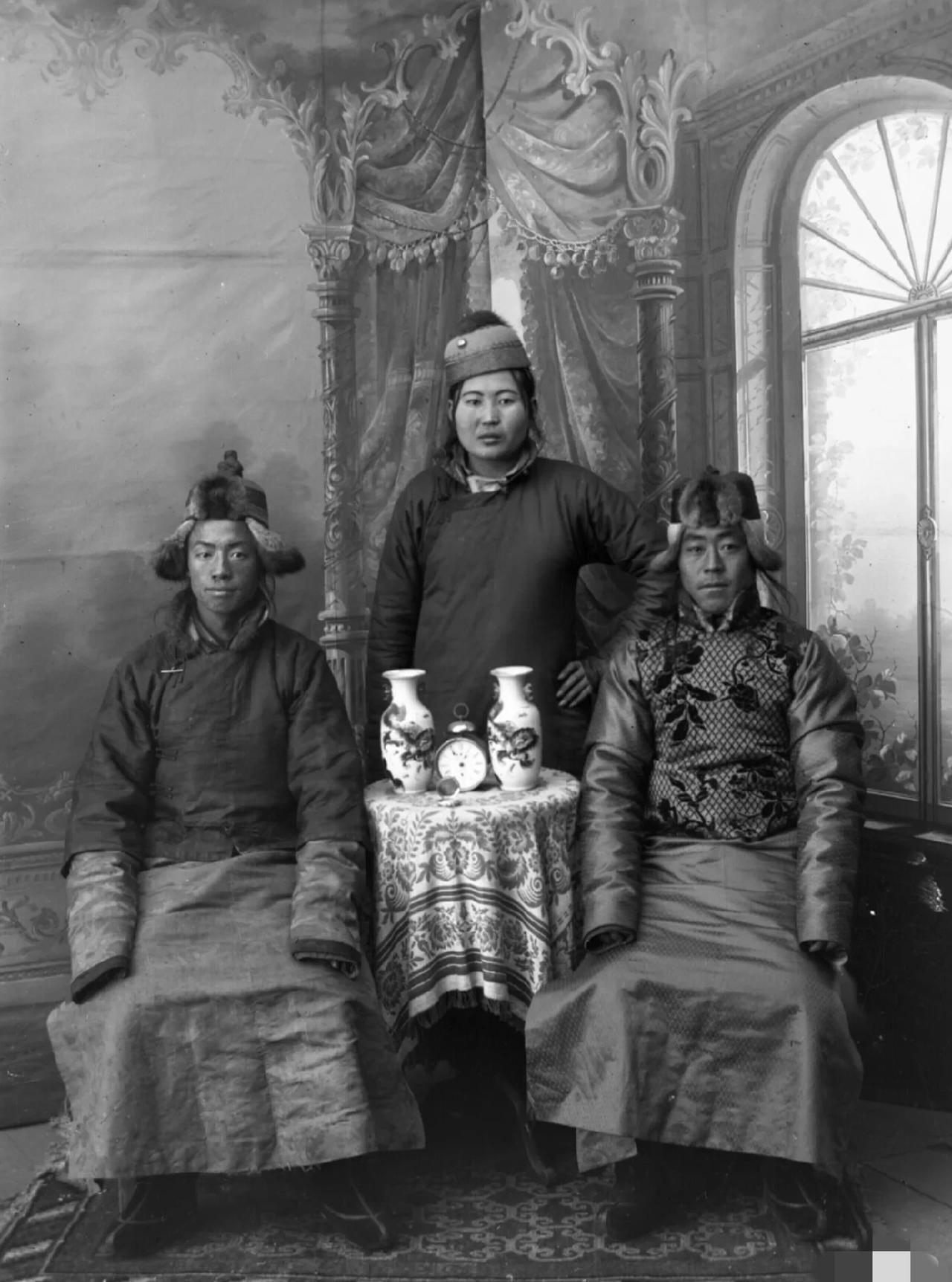 1920年，在蒙古的晋商和他的蒙古族妻子。1920年是晋商在蒙古最后的辉煌，晋
