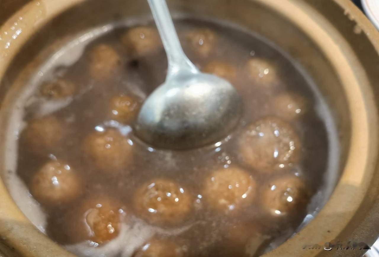 暖心暖胃的藕粉圆一口一个幸福感7号过生日老婆做了一砂锅轻舀一勺晶莹的藕