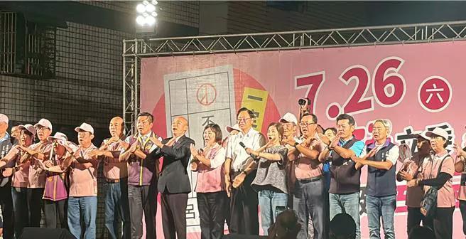 有民众在网路发文，指国民党桃园市立委吕玉玲罢免公告夹带反罢宣传单。桃园市选委会、