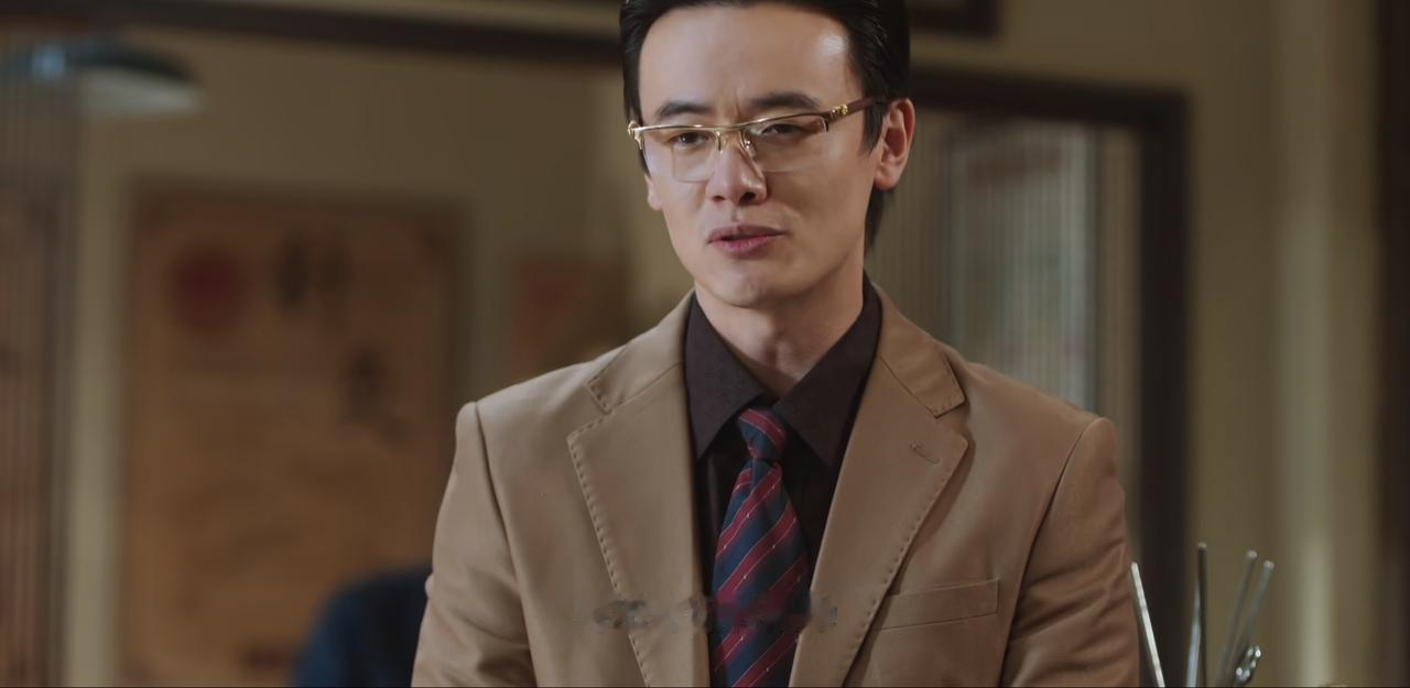 《老舅》：直到崔国明开始写网文，我才发现，戴着金丝眼镜的张秘书，其实和混混大涛是