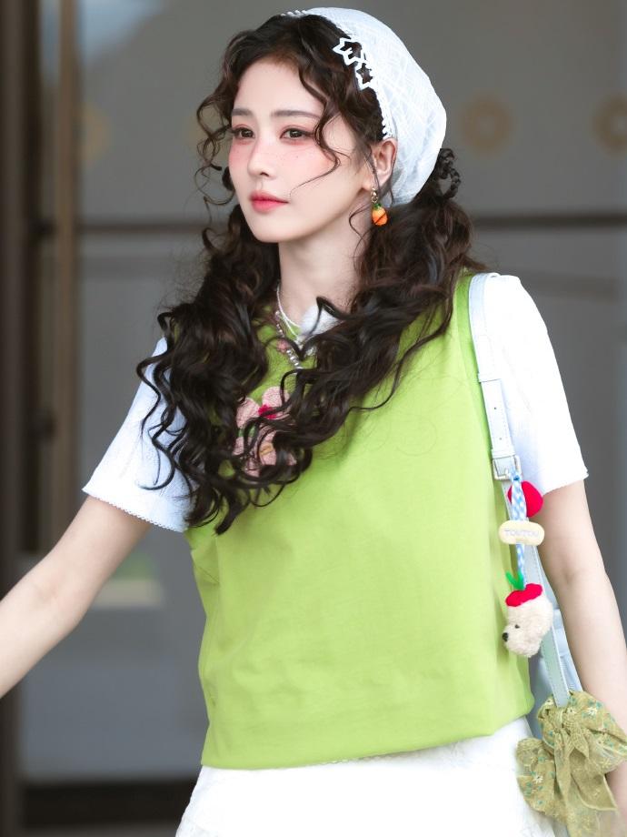 今天白鹿在参加奔跑吧拍摄的时候搭配的很有清新之美，气质相当的出众。白鹿上身穿