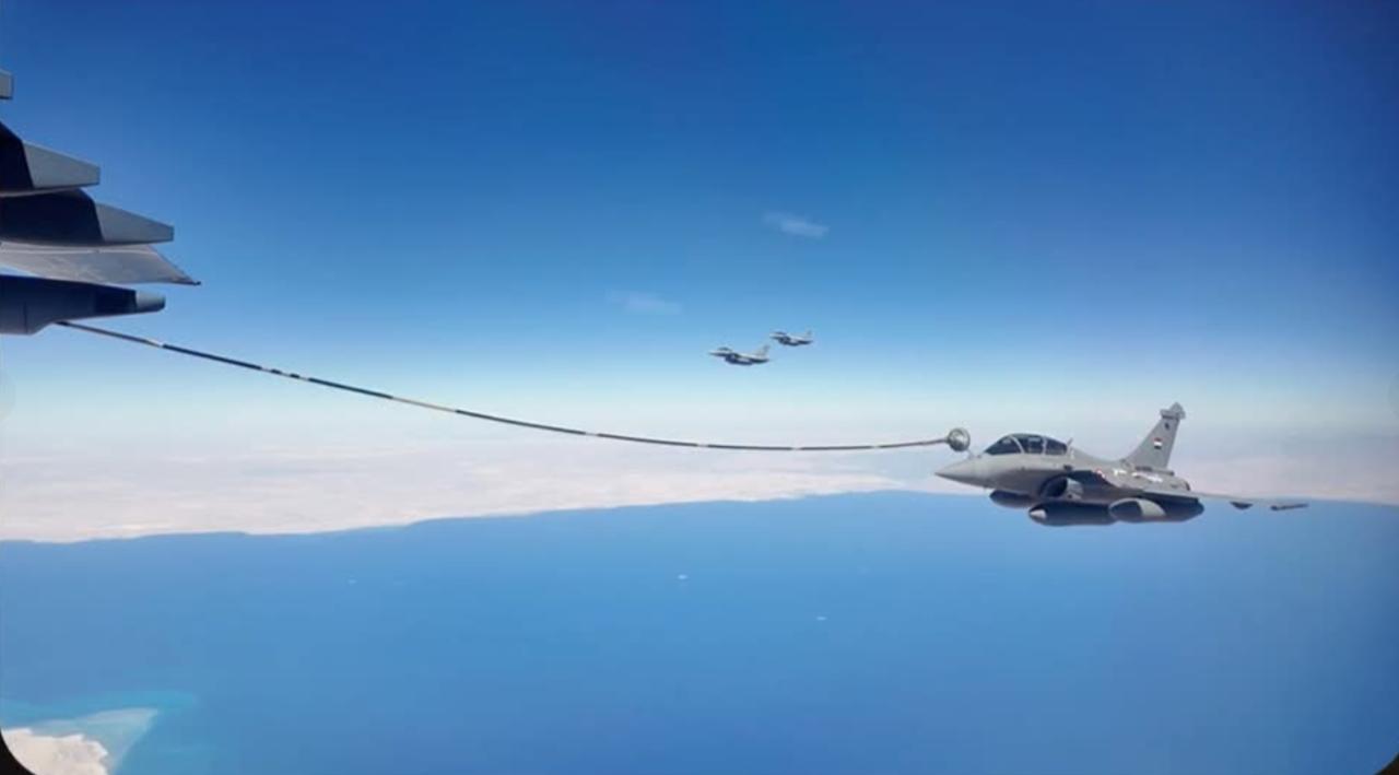 从埃及国防部公开的画面来看，可以看到中国空军运油-20给埃及空军4架阵风战机空中