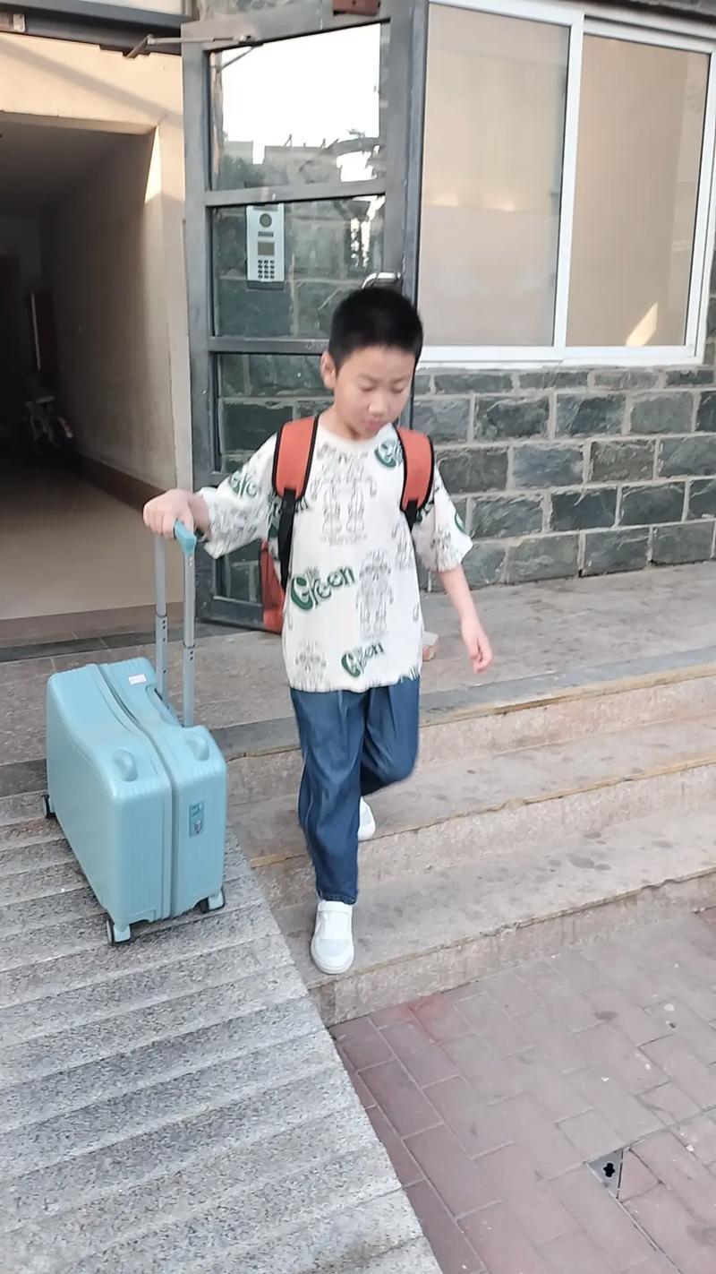 因为不少家长提前来等候孩子回家，有的开着三轮或摩托车甚至开着自家小车来接孩子，而