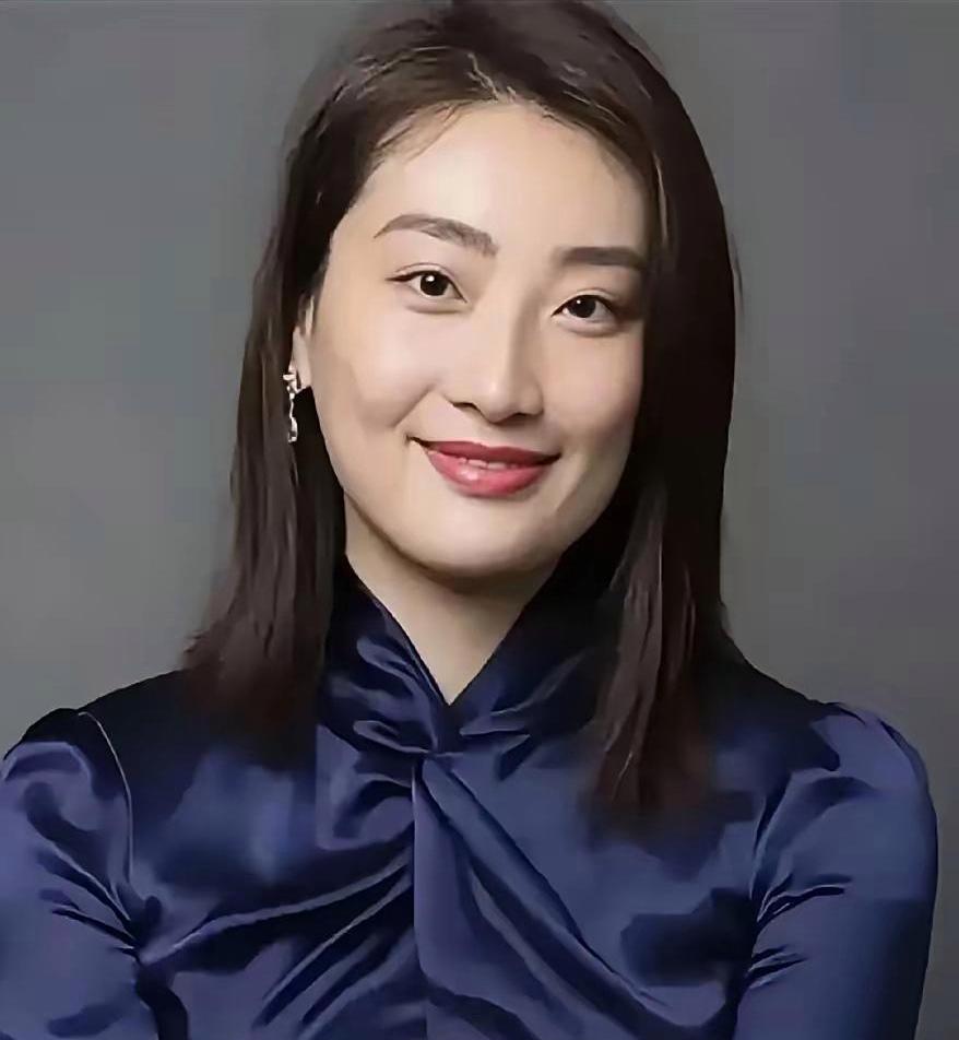大小姐这步棋，走得是又稳又狠！新闻里说，她的律师主张那笔钱不是家族信托，而是