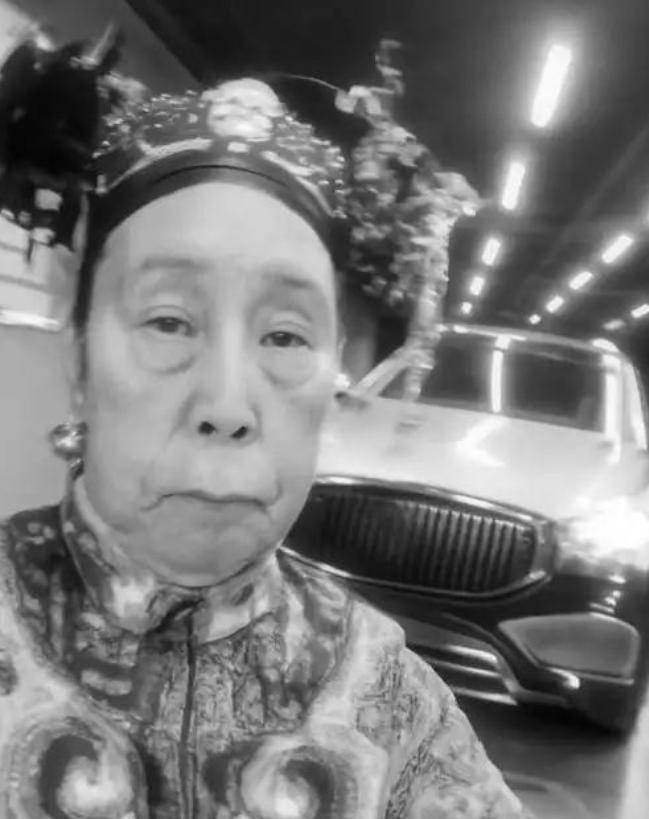 1900年，慈禧狼狈逃窜至山西首富乔家，临行时，慈禧让乔家借她10万两，乔