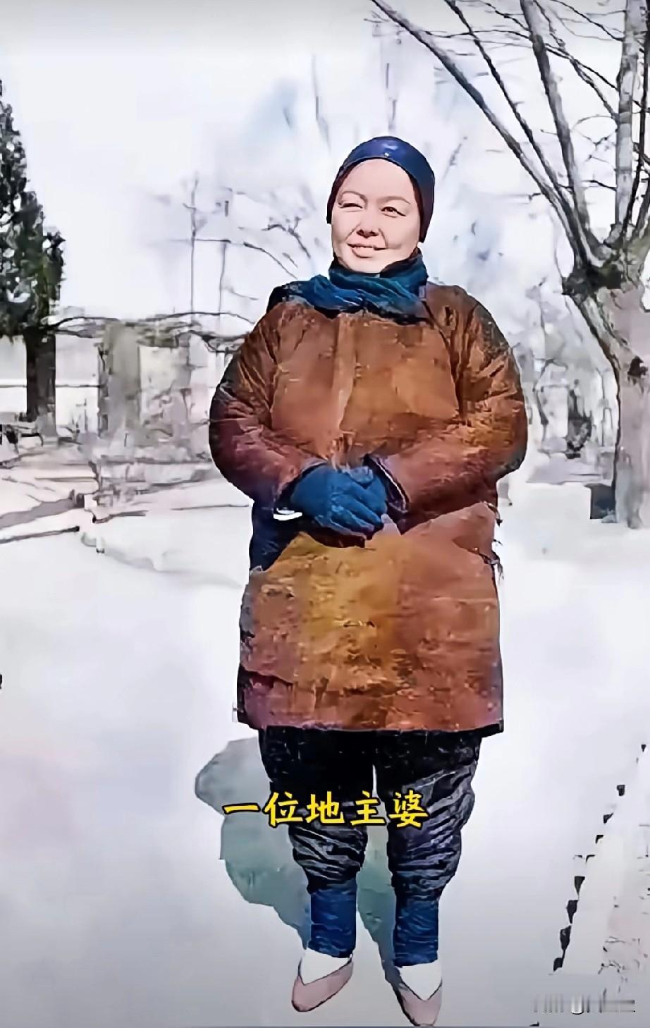 这是民国时期一位地主婆在街道上的一张留影老照片，这并非演员所饰演的，而是货真价实