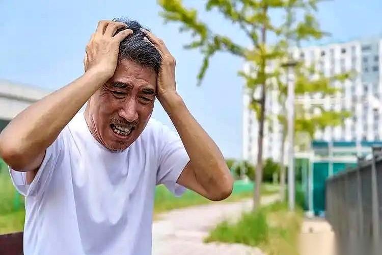 有一种头痛，跟你平时加完班、熬完夜的痛，完全不是一回事。它来的很突然，很猛，像