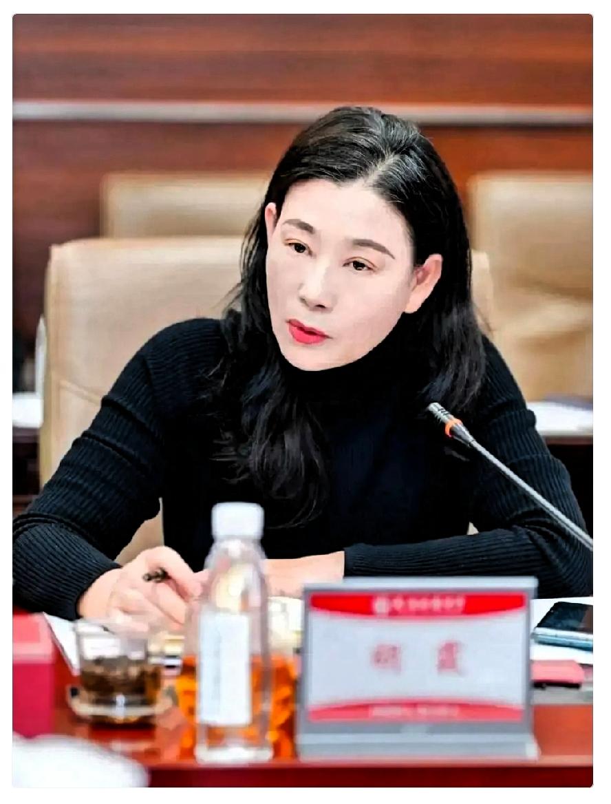 树德中学原党委书记、集团总校长胡霞，是中学正高级教师、四川省历史骨干教师、省特级