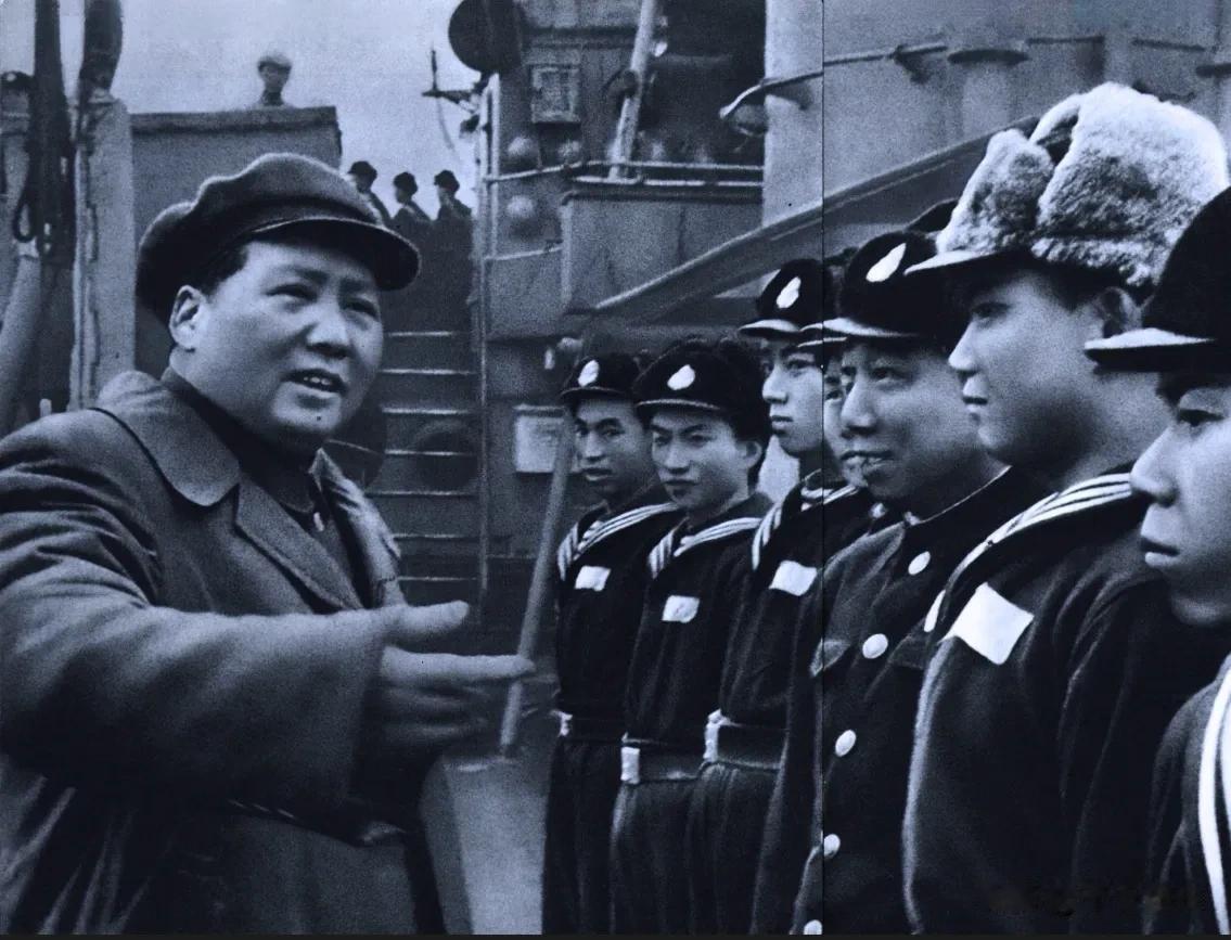 毛主席来到军舰上视察！1953年2月19日，毛主席亲临青岛海港，视察人民海军