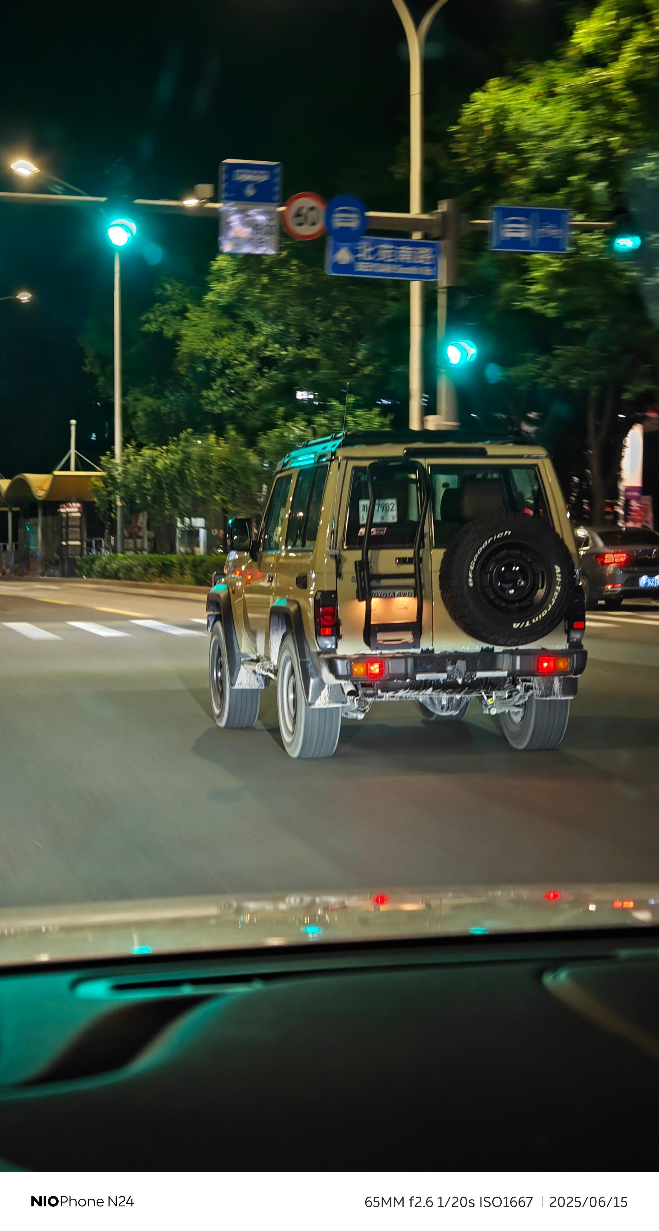 这夜色搭上这配色，酋长味太足了[大笑][大笑]虽然我知道这和坦克400不是一个维