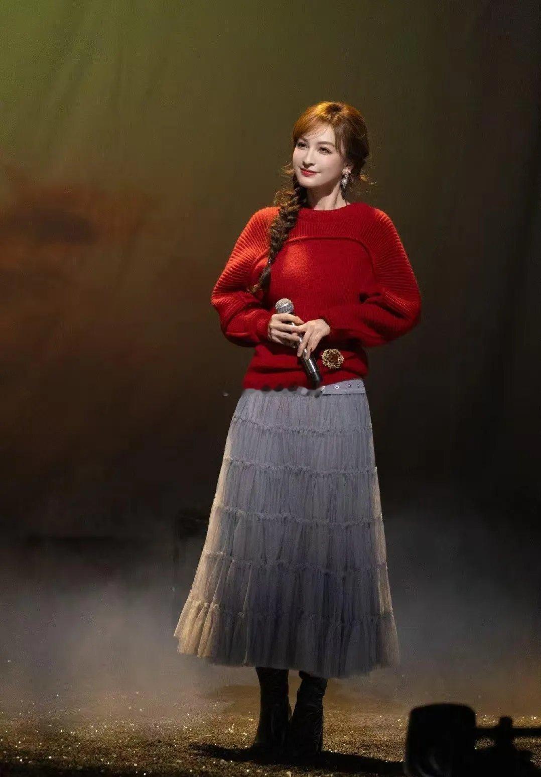 吴昕这状态也太能打了吧！42岁穿红色毛衣衬得肤色超亮，一点不显沉闷，配灰色纱裙又