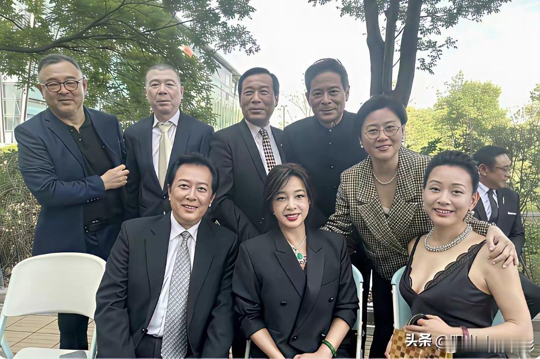 这张合影真的太有画面感了！一群都是影坛响当当的老戏骨，别人都是裹得严严实实穿两件