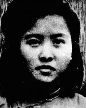 1948年，一名地下党女校长被捕，在押送途中，一名特务趁守卫松懈时，低声对她说