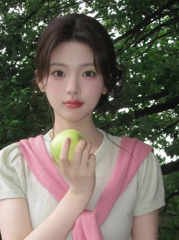 她面容姣好，仿若自带优势。可有时却呆呆的，像块木头，让人又无奈又觉有趣。​​​