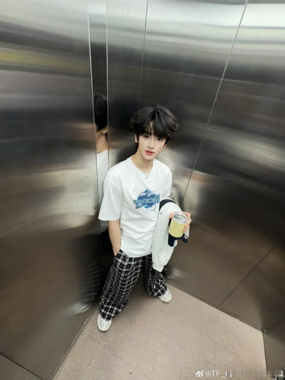 邓佳鑫晒猫邓佳鑫的猫是异瞳邓佳鑫晒了小猫猫，3月份还是很小一只，现在都长的这么