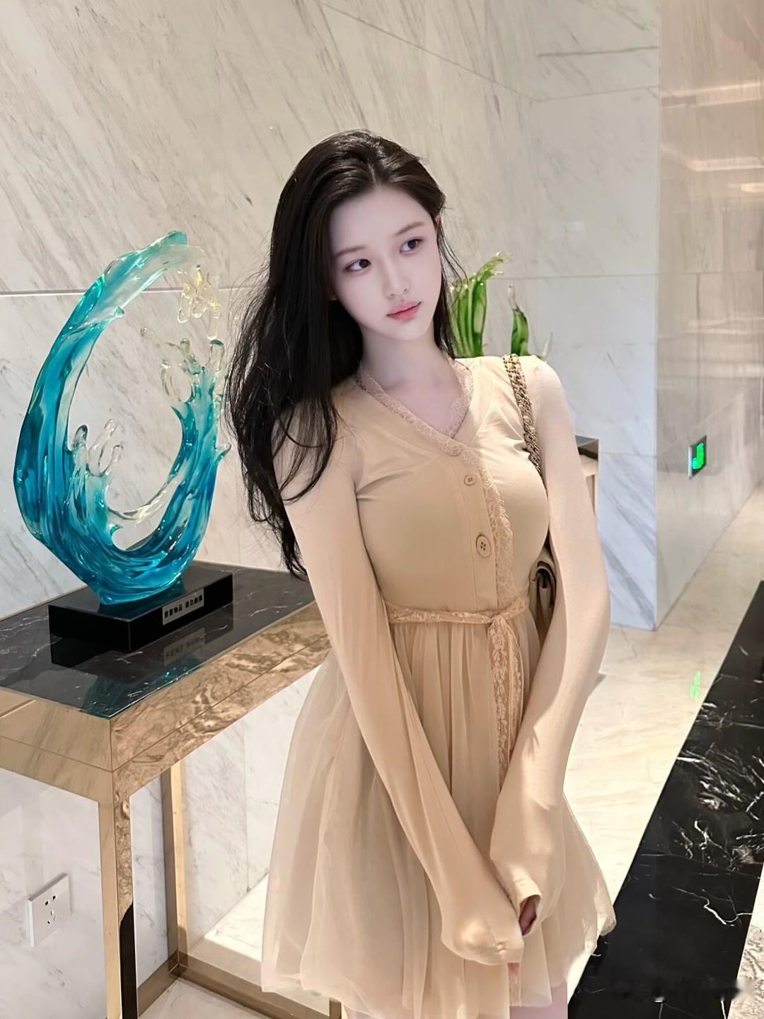 “碧水映芳姿，清影入画来”，这诗句简直勾勒出了一幅绝美画卷。我曾去过一处山间小湖