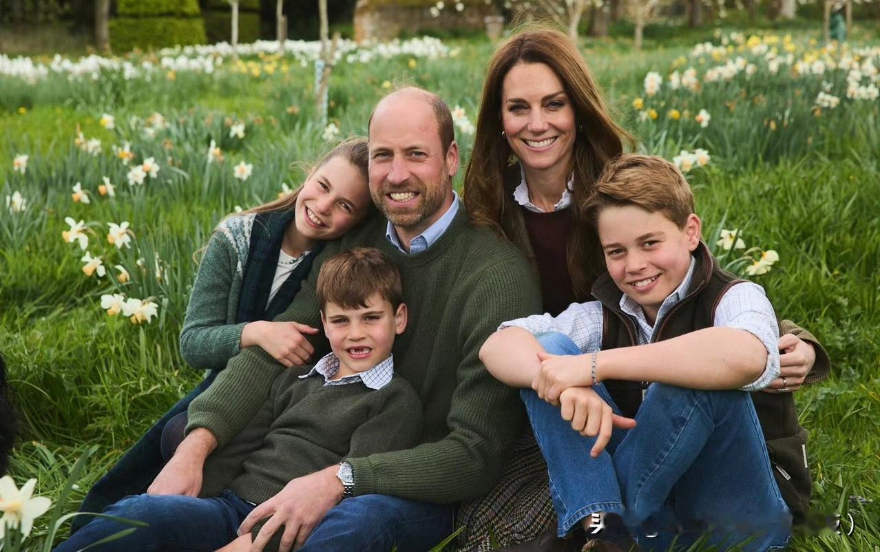 肯辛顿宫发布的2025年威尔士一家圣诞贺卡照片！一家四口笑口常开！