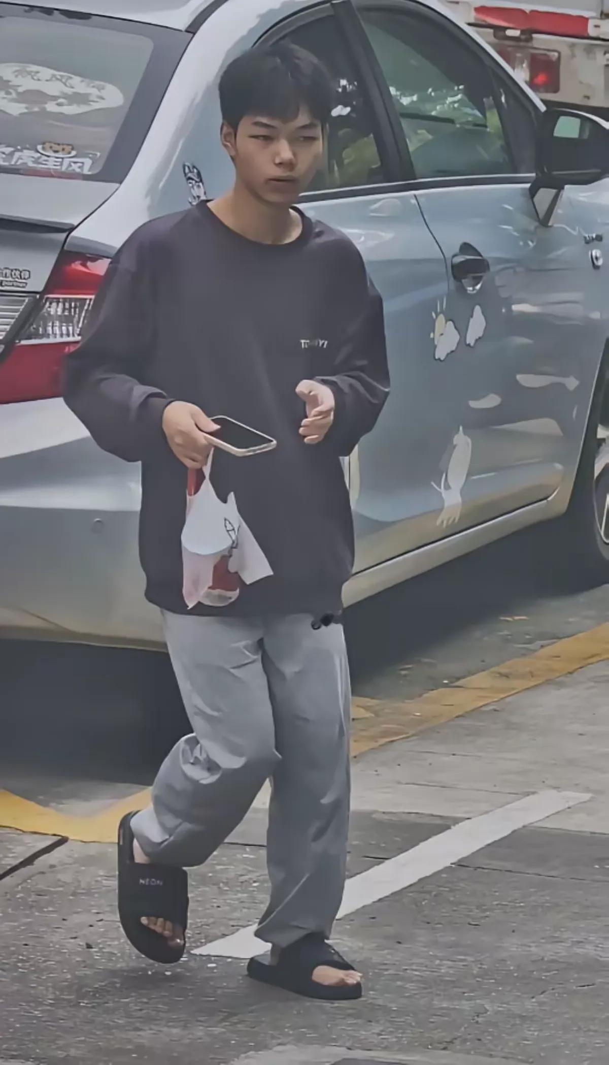 贵州这个16岁的男孩，吃了一碗老家的粉后在一个工厂顶楼一跃而下了。从他留下的“
