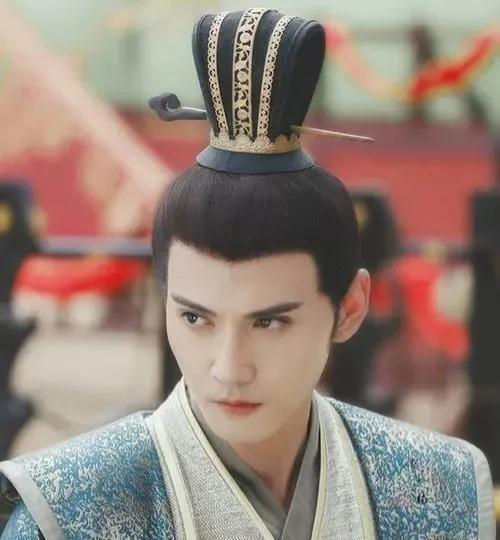 公元572年，大司马宇文护正在大殿给太后读禁酒令。突然，他的脑袋被人用玉笏狠狠地