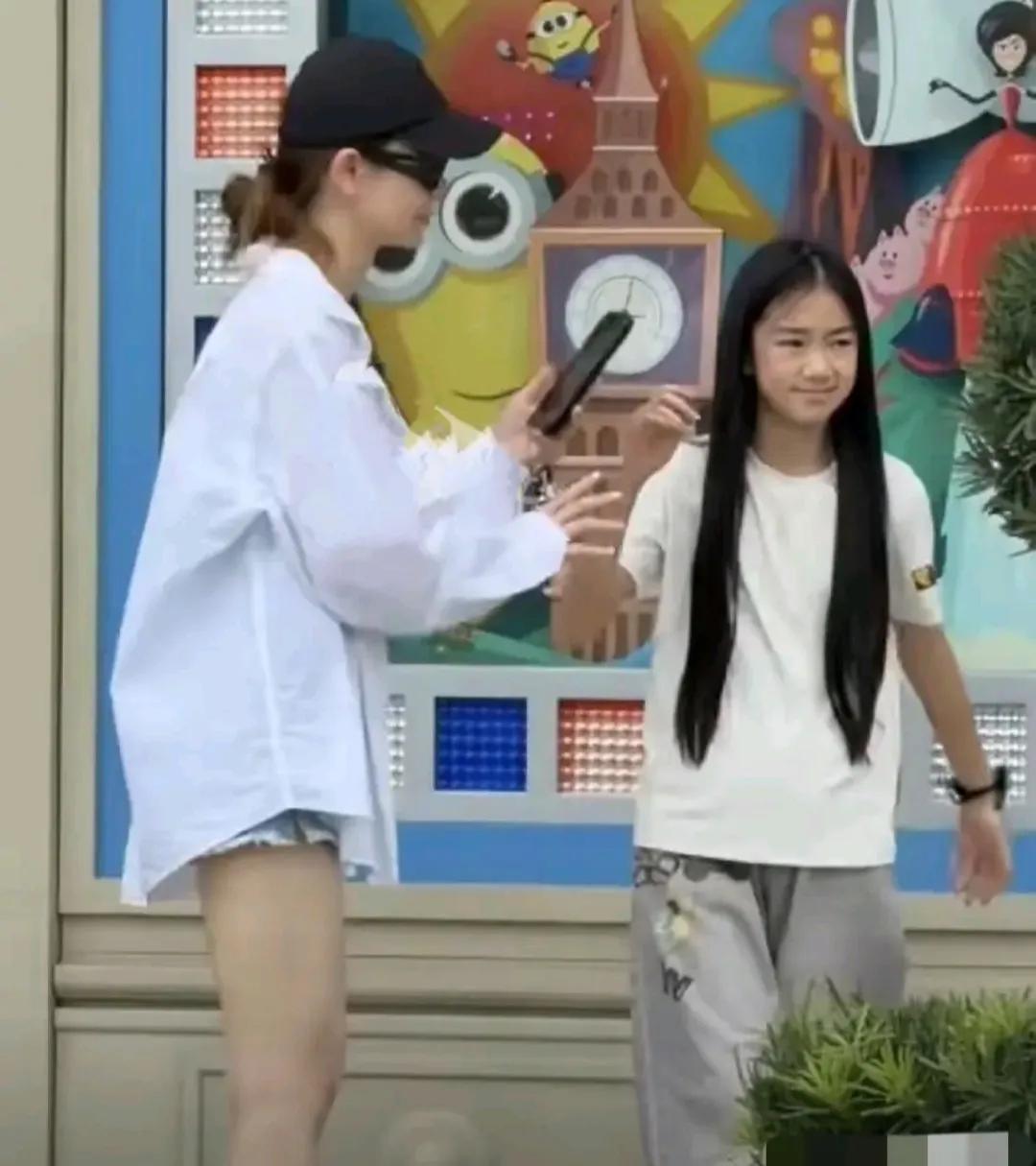 小时候像妈妈现在像爸爸越来越像爸爸了“戚哥”的女儿，很多人都说她生了个自