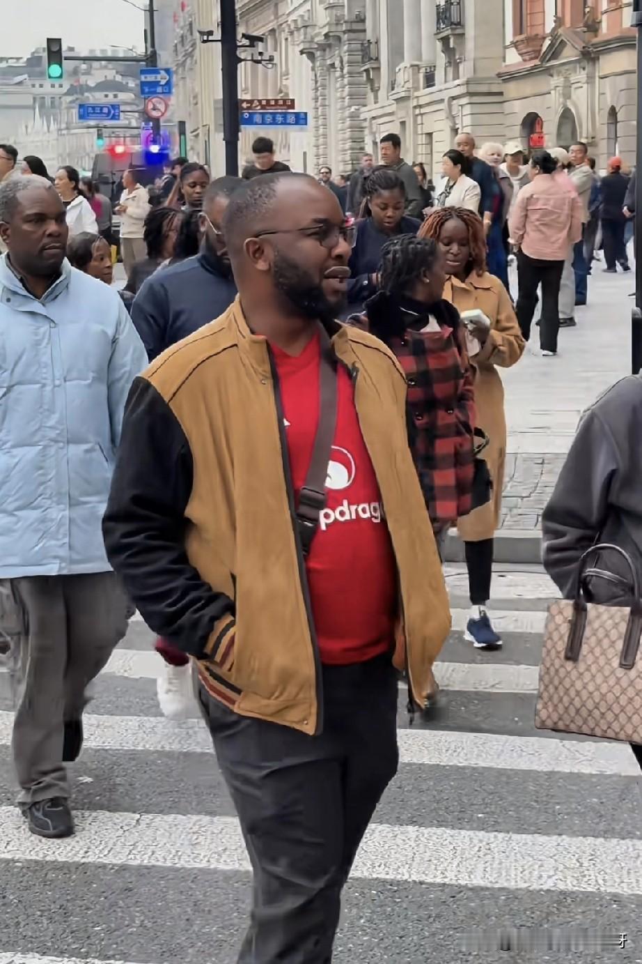 没有后面的标示牌，你能分得清这是非洲还是欧美吗？[捂脸哭][捂脸哭][捂脸哭]黑人