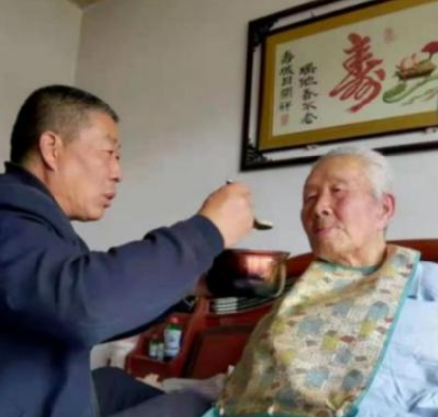 2023年，湖北一快递员救下一位车祸老人，却遭老人女儿反咬一口，致使快递员负债1