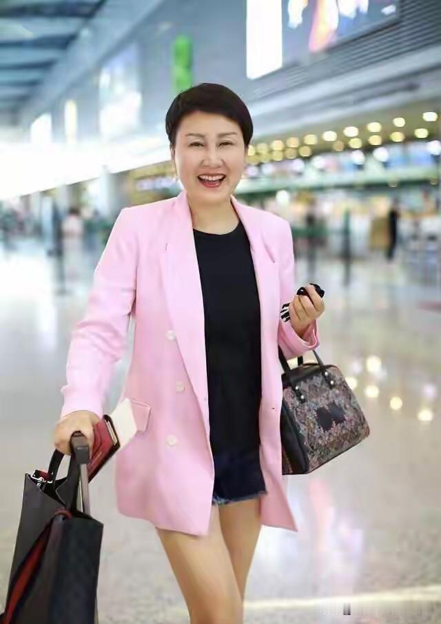 她的这裤子是不是太短了，感觉她都那么大年龄了，再穿这种三四十岁人穿的衣服，是不是